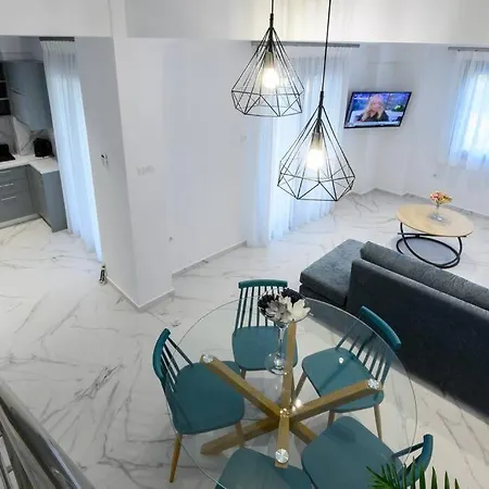 Moments A2 Walking Distance To The Beach!