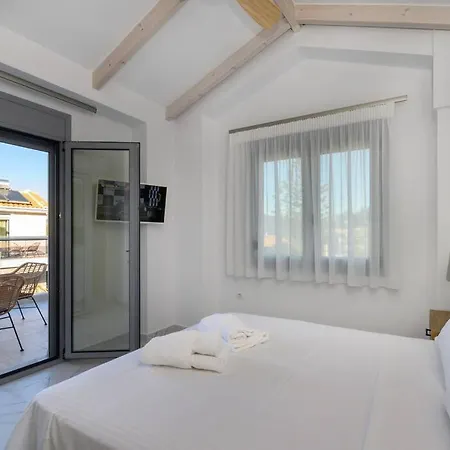 Moments A2 Walking Distance To The Beach!
